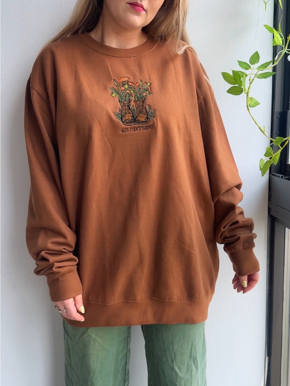 NWT Women’s Camel Brown 'Go Outside' Embroidered Fleece Crewneck Sweatshirt